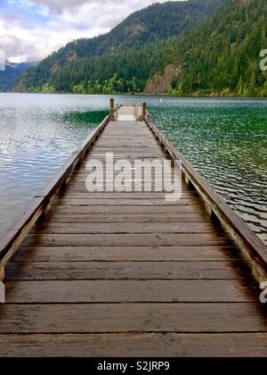 Dock in legno sul lago, il parco nazionale di Olympic, Washington Foto Stock