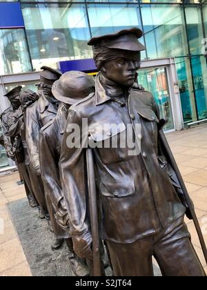 La vittoria sulla cecità statua a Manchester, la stazione ferroviaria di Piccadilly, vista frontale Foto Stock