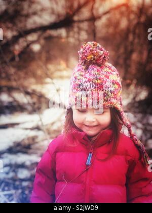 Ritratti di felice ragazza guardando giù nella foresta Foto Stock