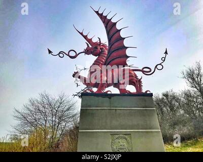 Welsh dragon memoriale per i soldati della trentottesima divisione gallese che hanno combattuto e sono morti a Mametz legno, durante la battaglia della Somme nella Prima Guerra Mondiale. Foto Stock