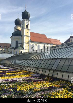 Fioriture di fronte alla chiesa e di una serra presso il monastero Metten, Baviera, Germania, Europa Foto Stock