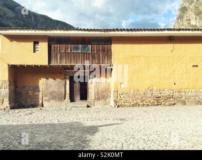 Tradizionale peruviano adobe house di Ollantaytambo, Valle Sacra Foto Stock