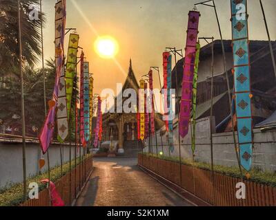 Tempio buddista al tramonto in Chiang Mai Thailandia Foto Stock