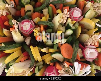 Nelle verdure crude servita su platte. Visualizzazione di fresco, verdure crude indicate come snack a celebrazione Foto Stock