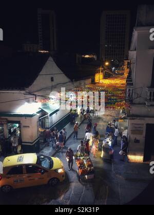 Scena notturna nel Getsemani quartiere di Cartagena, Colombia. Foto Stock