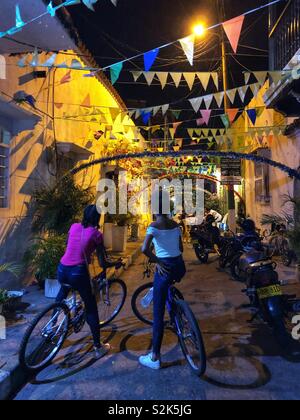 Una pittoresca strada illuminata nel Getsemani quartiere di Cartagena, Colombia. Foto Stock