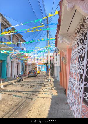 Una strada nel Getsemani quartiere di Cartagena, Colombia. Foto Stock