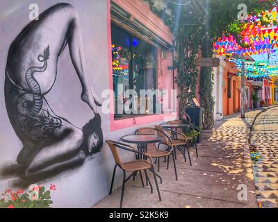 Un colorato Street nel quartiere di Getsemani a Cartagena, Colombia. Foto Stock