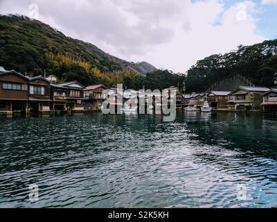 Funaya case di pescatori ,Ine, Kyoto, Giappone, pesca baia del villaggio di capanne costruite sul mare. Foto Stock