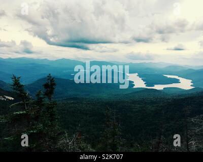 Vista di Lake Placid da Whiteface Mountain in Adirondack State Park, New York, Stati Uniti d'America Foto Stock