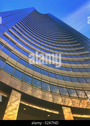 Vista guardando la parete curva della torre di Columbia in Seattle Washington Foto Stock