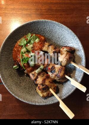 Pollo spiedini satay Foto Stock