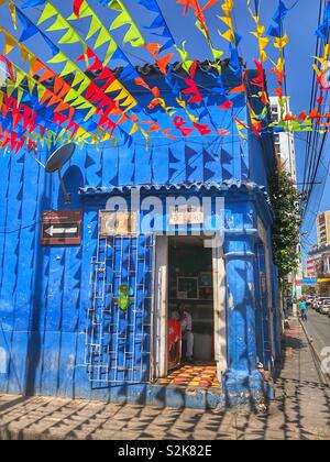 Una luminosa casa blu nel Getsemani quartiere di Cartagena, Colombia. Foto Stock