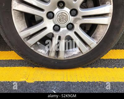 Un auto parcheggiata sul doppio giallo linee. Foto Stock
