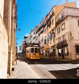 Vibrante tram di Lisbona si avvicina Foto Stock