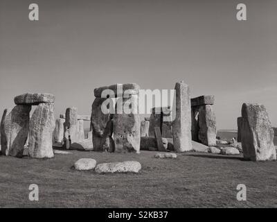 Foto in bianco e nero di Stonehenge. Vintage fotografia di eredità Inglese e landmark visitatore attrazione turistica un monumento nel Regno Unito Foto Stock