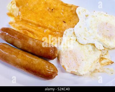 Uova fritte, salsicce e formaggio fuso prima colazione Foto Stock