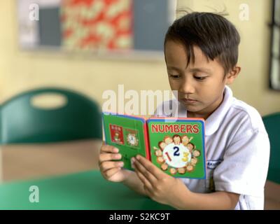 Kota Kinabalu, Sabah,Malaysia-March 3,2019:allievi in età prescolare imparare a base di numeri in aula, Sabah, Malaysia. Foto Stock