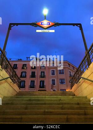 Ingresso della metropolitana, Vista notte. Isabel II Square, Madrid, Spagna. Foto Stock