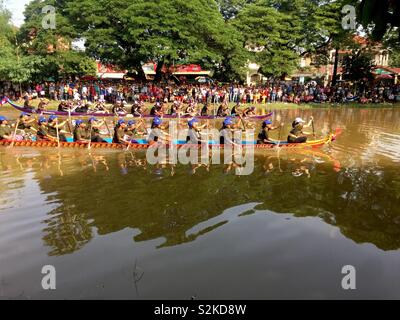 Barche racing durante il festival dell'acqua, Siem Reap, Cambogia Foto Stock