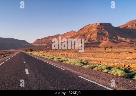 Dritto su strada asfaltata in splendido deserto marocchino Foto Stock