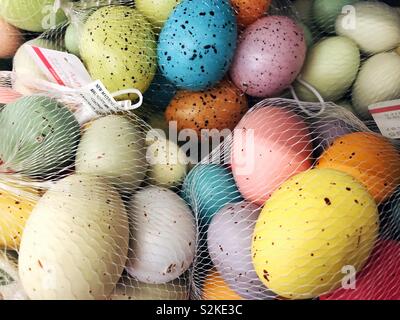 Uova di Pasqua in vendita nel negozio di artigianato Foto Stock