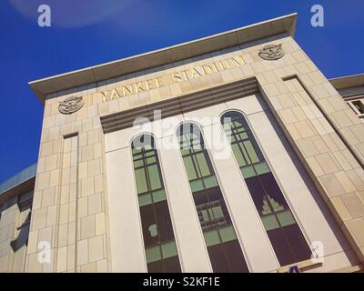 Close up della facciata del Yankee Stadium nel luminoso sole del pomeriggio, il Bronx, New York, Stati Uniti d'America Foto Stock