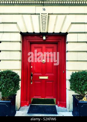 Un rosso brillante porta su un appartamento edificio sul lato est superiore, NYC, STATI UNITI D'AMERICA Foto Stock