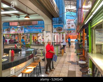 Indoor mercato alimentare di San José di Costa Rica. Foto Stock