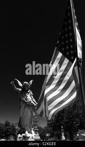 Monumento del Cimitero decorato con bandiera americana, cimitero di Magnolia, Mobile Alabama Foto Stock