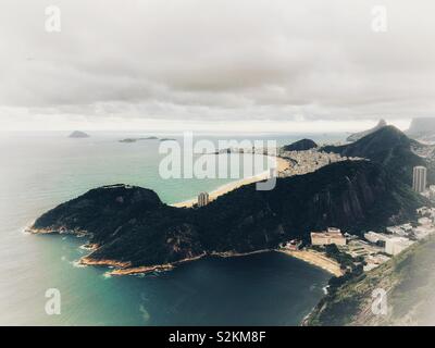 Una vista della spiaggia di Copacabana da Sugarloaf mountain a Rio de Janeiro in Brasile. Foto Stock