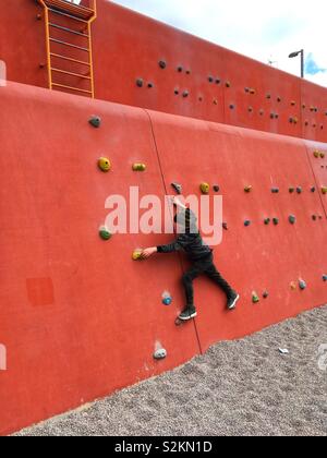 La parete di arrampicata in Queen Elizabeth Olympic Park, Stratford, Londra, Inghilterra, Regno Unito. Foto Stock