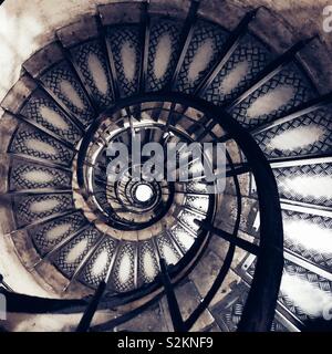La scala a chiocciola in Arc de Triomphe a Parigi Foto Stock