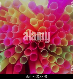 Close up di coloratissimi cannucce di plastica contro uno sfondo bianco  Foto stock - Alamy