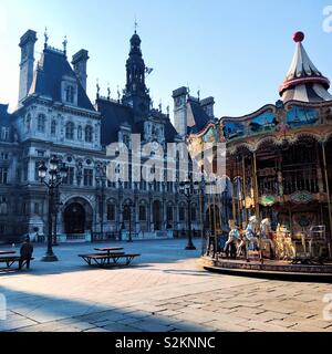 Giostra dell'Hotel de Ville plaza a Parigi Foto Stock