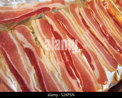 Vassoio di bacon. Stile di pancetta pancetta pronto per essere grigliate e cotto per la prima colazione. Rasher o rashers legate al cancro Foto Stock