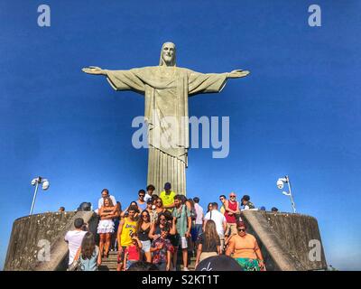 I turisti sui gradini davanti all'iconico Cristo Redentore statua a Rio de Janeiro in Brasile. Foto Stock