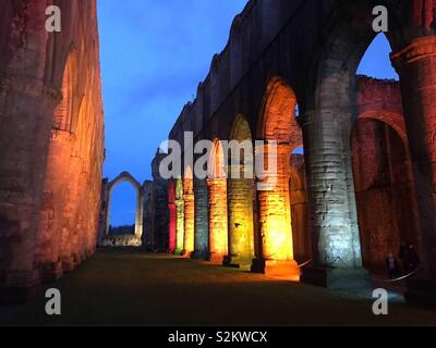 Lighshow al Fountains Abbey, nello Yorkshire, Regno Unito Foto Stock