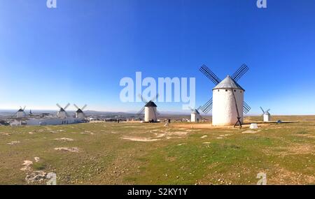 Mulini a vento, vista panoramica. Campo de Criptana, Spagna. Foto Stock