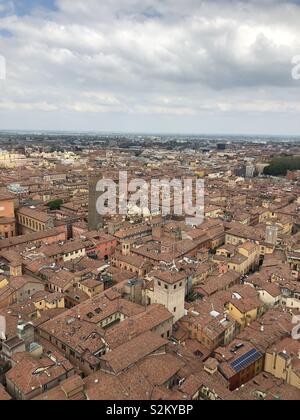 La città di Bologna prese dalla cima della Torre degli Asinelli. Foto Stock