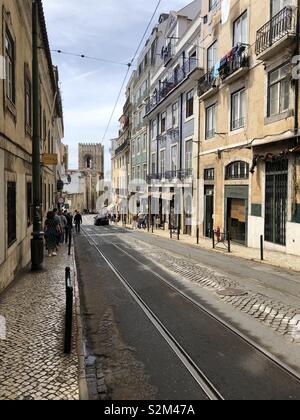 Strada che conduce verso la cattedrale di Lisbona Foto Stock