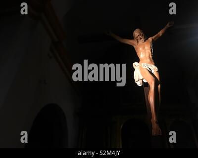 Un'immagine di Gesù Cristo crocifisso decora una chiesa in Prado del Rey, Sierra de Grazalema, Cadice, España Foto Stock