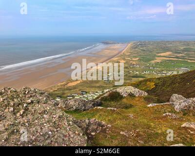 Vista sulla spiaggia Llangennith, Hillend e Burry Isoloni da Rhossili Downs, Swansea, Gower, Aprile. Foto Stock