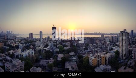 Vista panoramica della baia di Mahim e Bandra Worli mare ponte di collegamento, Mumbai, India Foto Stock