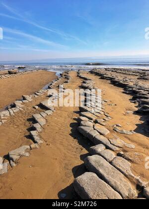 Le formazioni rocciose e modelli su una spiaggia gallese. Foto Stock