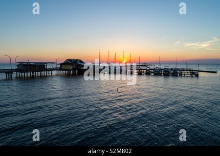 Fairhope pier sulla Baia di Mobile, Alabama al tramonto Foto Stock