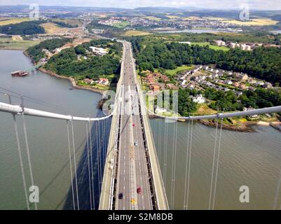 Guardando verso il basso dalla torre nord gantry sopra la strada Ponte di Forth Road Bridge, prima della sua chiusura per automobili, North Queensferry, Firth of Firth, Scotland, Regno Unito Foto Stock