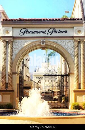 Soleggiato ingresso alla Paramount Pictures movie studios di Hollywood e Los Angeles, California. Foto Stock