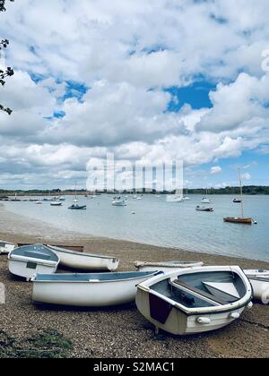 Waldringfield, Suffolk, Regno Unito - 26 Aprile 2019: luminosa giornata di primavera sulla spiaggia dal fiume Deben. Foto Stock