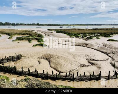 Waldringfield, Suffolk, Regno Unito - 26 Aprile 2019: alveo fangoso a bassa marea. Foto Stock